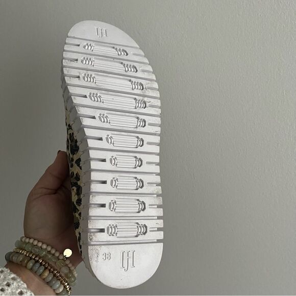 Isle Jacobsen Leopard Print Slip On Sneakers NWOB - Picture 7 of 10